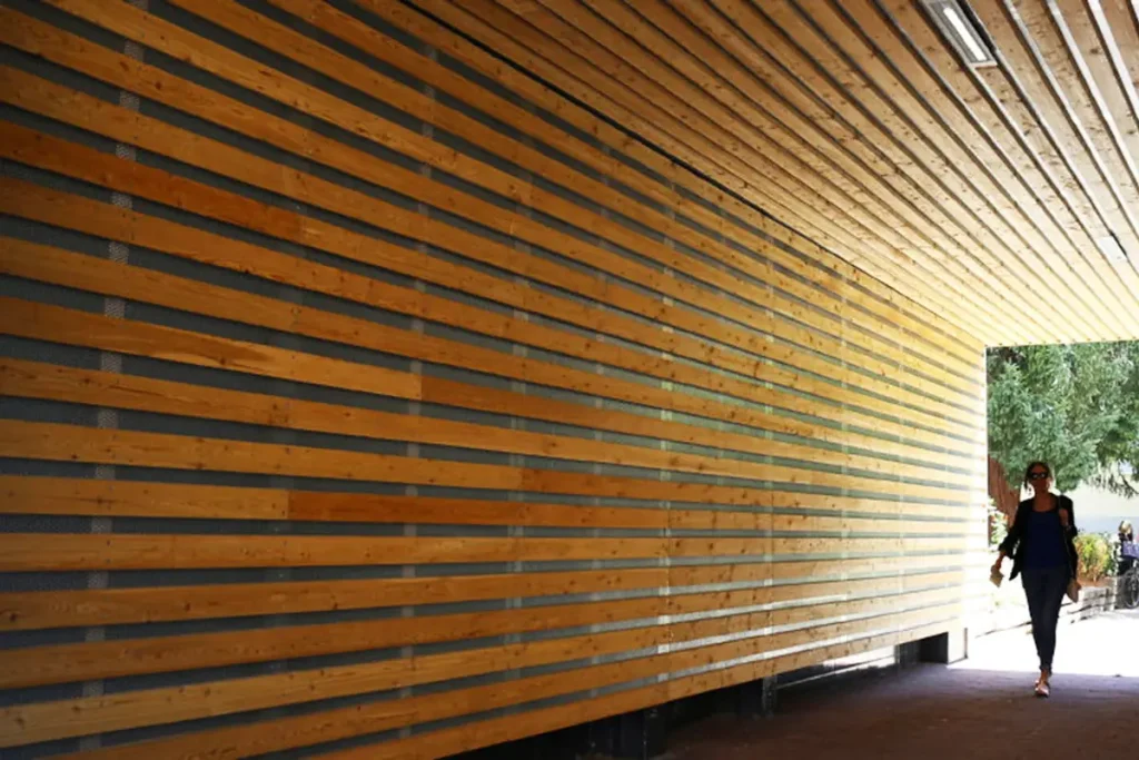 Bardage bois horizontal ajouré sur une façade