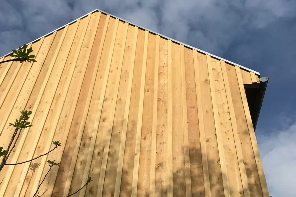 Bardage bois vertical sur un bâtiment