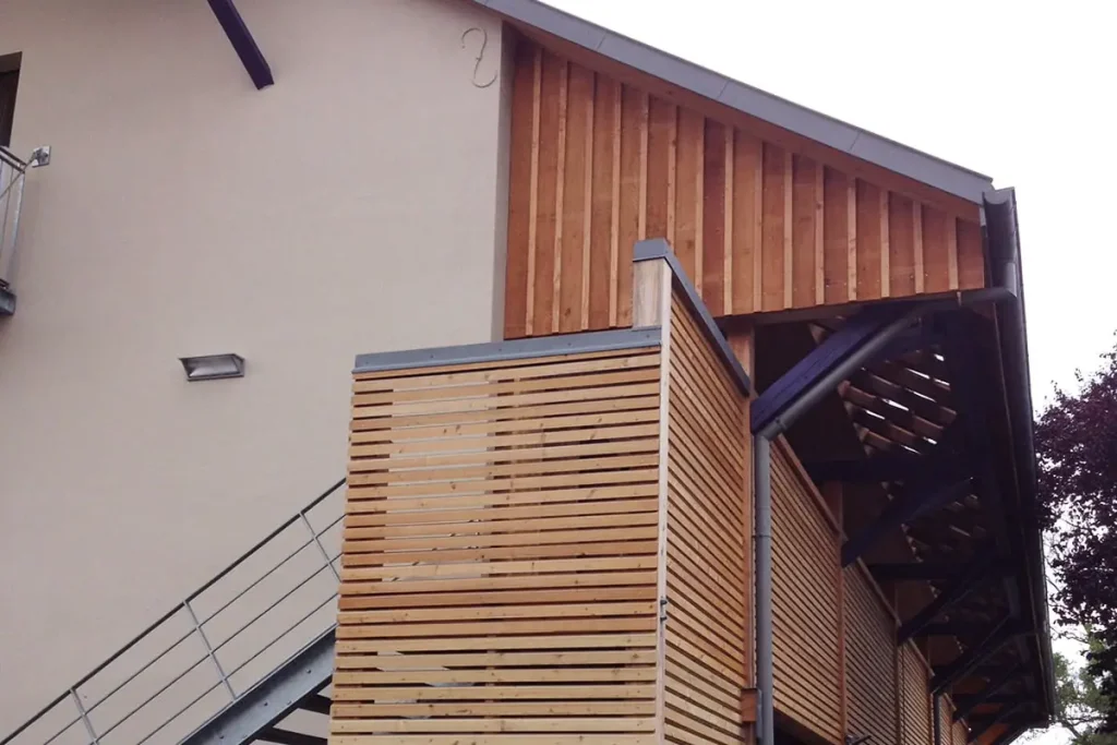 Habillage en lames de bois sur une extension et un escalier extérieur