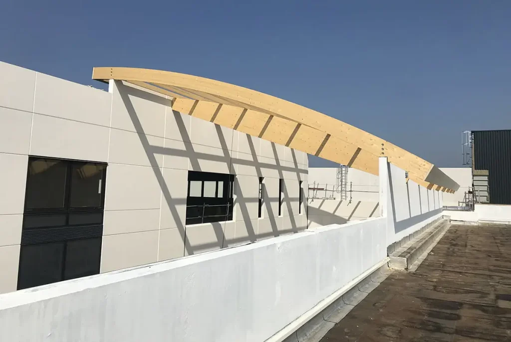 Poutres de charpente bois sur un bâtiment contemporain