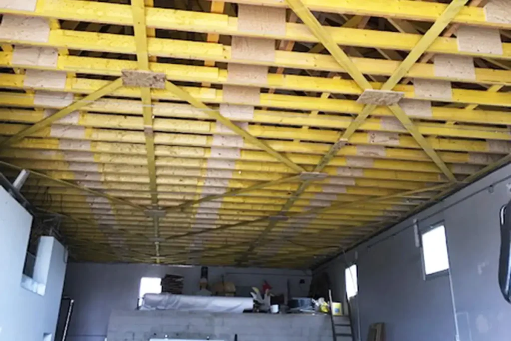 Structure de toiture en bois dans un bâtiment