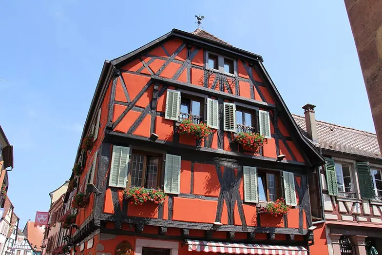 Maison alsacienne à colombages rouges et toiture ancienne
