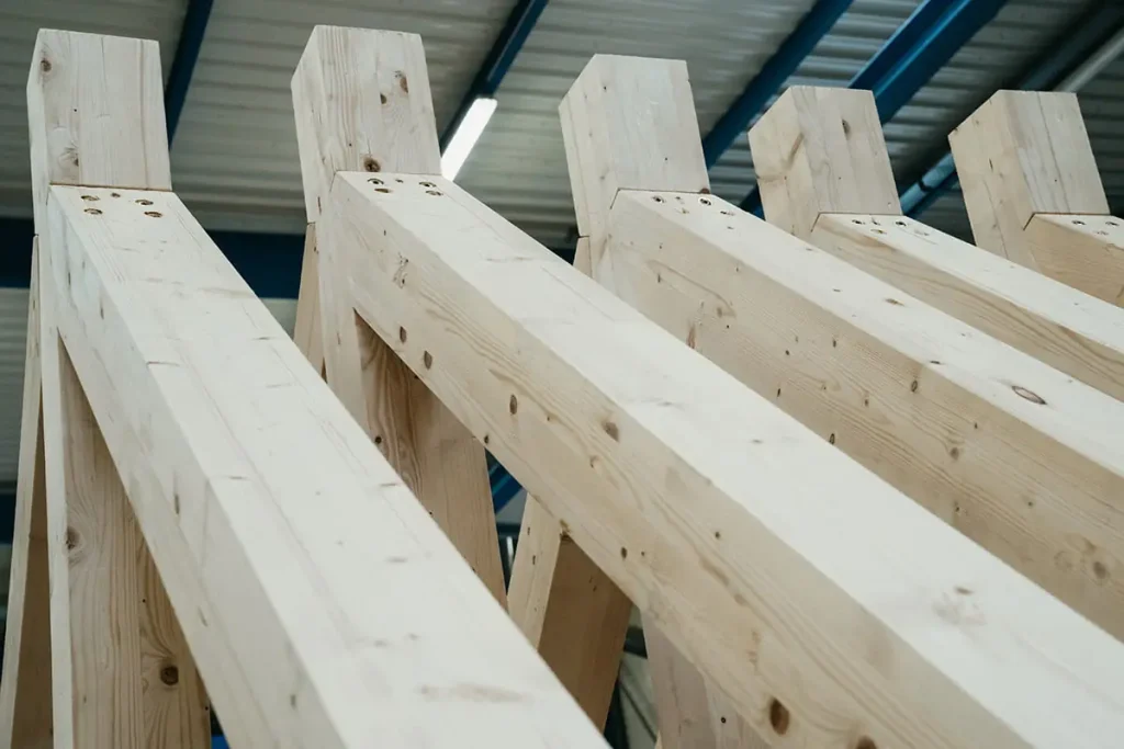 Assemblages de poutres dans une charpente en bois