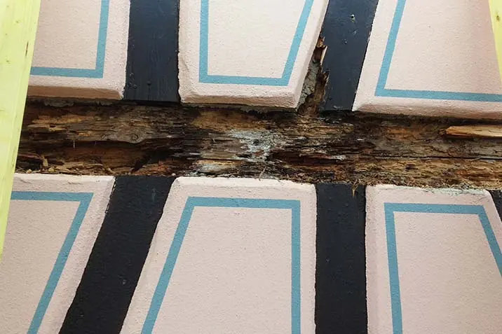 Poutre apparente sur une façade à colombages