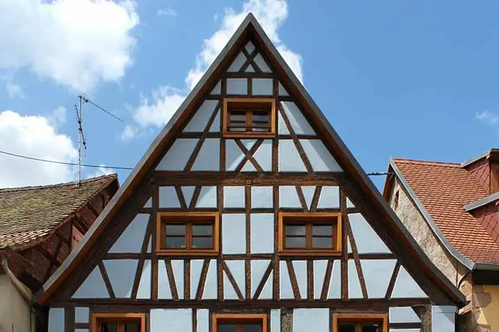 Pignon et charpente d’une maison alsacienne à pans de bois