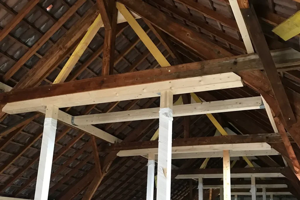 Charpente intérieure avec pièces de bois et appuis
