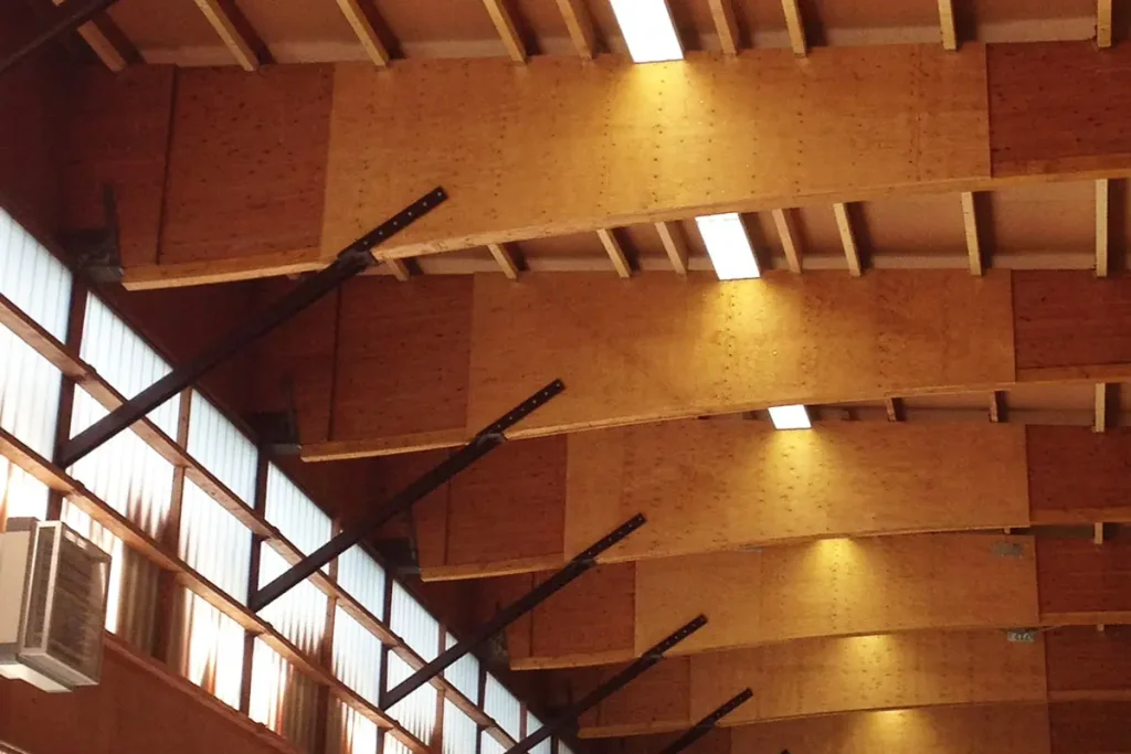 Grandes poutres en bois dans un bâtiment