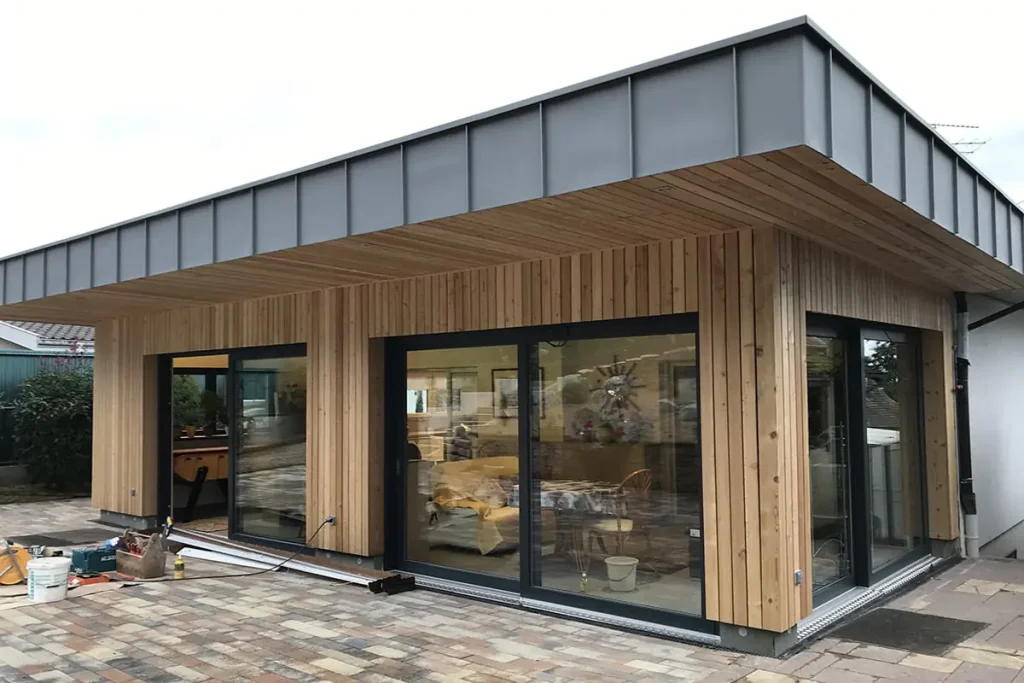 Extension contemporaine habillée de bois