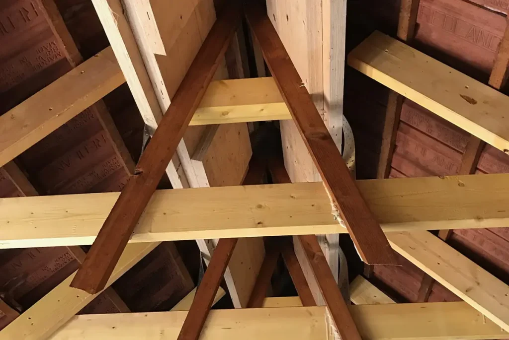 Assemblages de charpente rénovée dans des combles