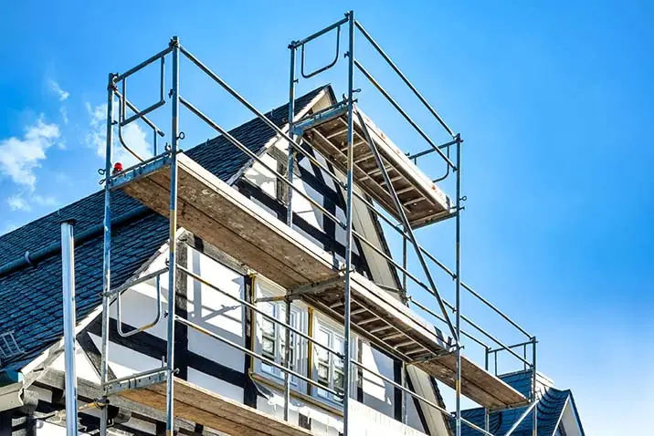 Échafaudage autour d’une maison à colombages en rénovation