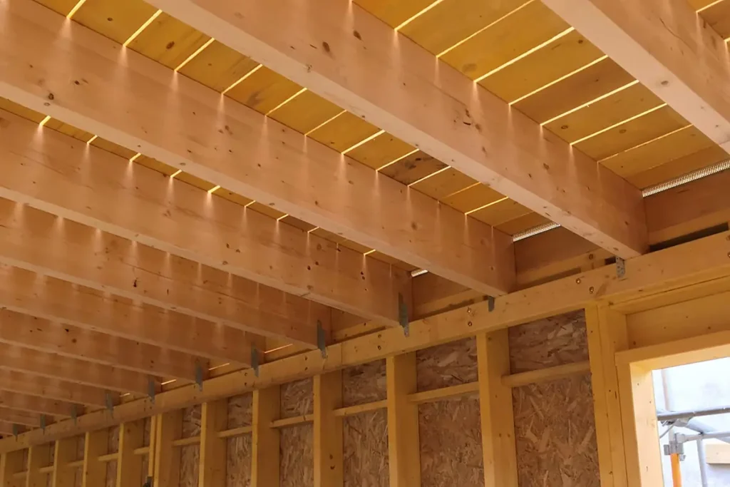 Solives et plancher bois vus depuis le dessous