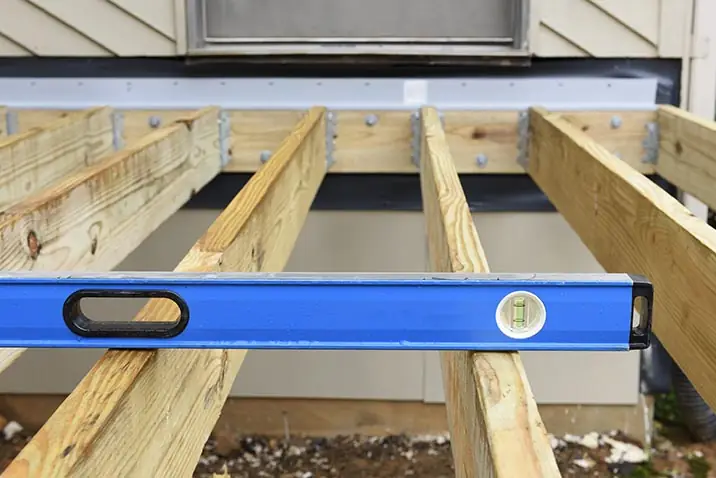 Solives en bois contrôlées au niveau avant pose du plancher