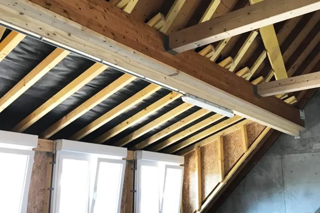 Structure de plancher et charpente en cours de rénovation