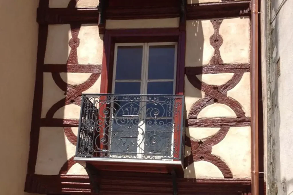Façade à colombages avec balcon en bois