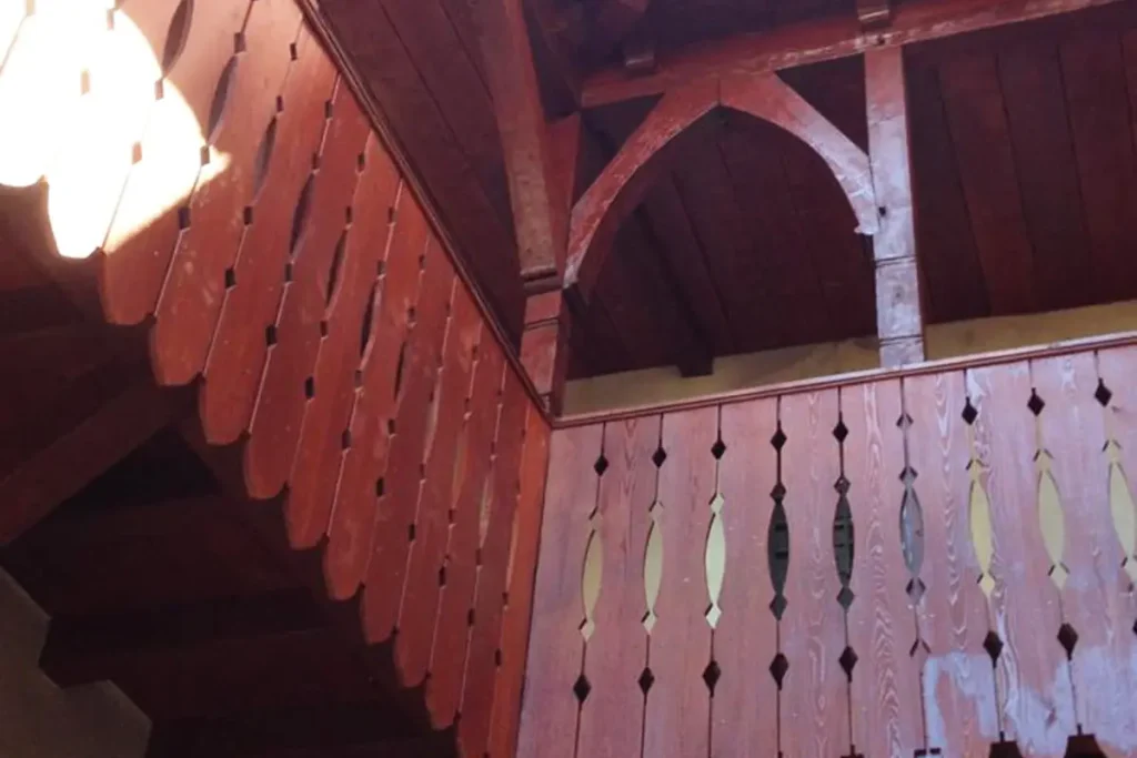 Détail de charpente et de garde-corps en bois ancien