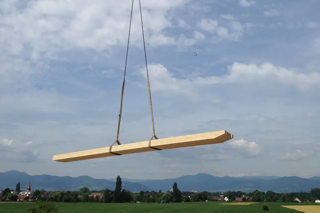 Levage d’une poutre destinée à un solivage bois