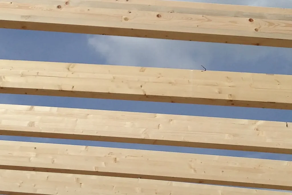 Solives en bois alignées avant pose d’un plancher